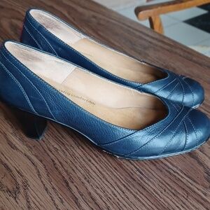 Softspots pumps navy blues leather round toe comfort cushion women siz 8M, 2" hl